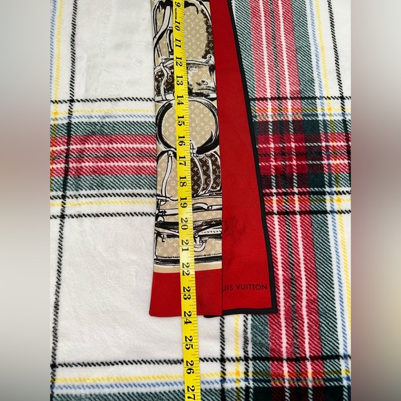 Authentic LOUIS VUITTON
Beige/Red Silk Monogram Trunks Bandeau Twilly with box! - Picture 6 of 10
